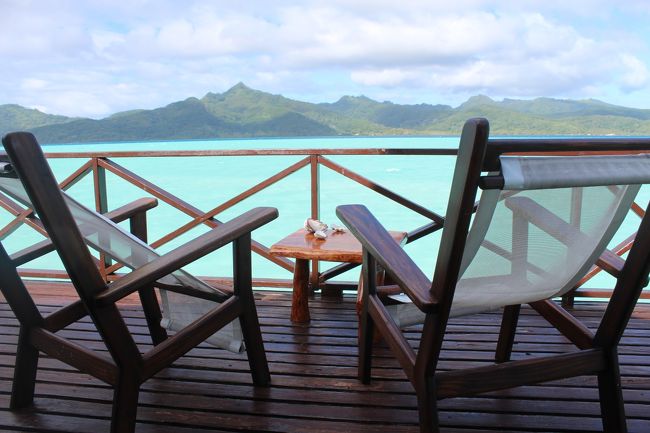 デッキチェアー<br /><br />正面にタハア島が見えます。