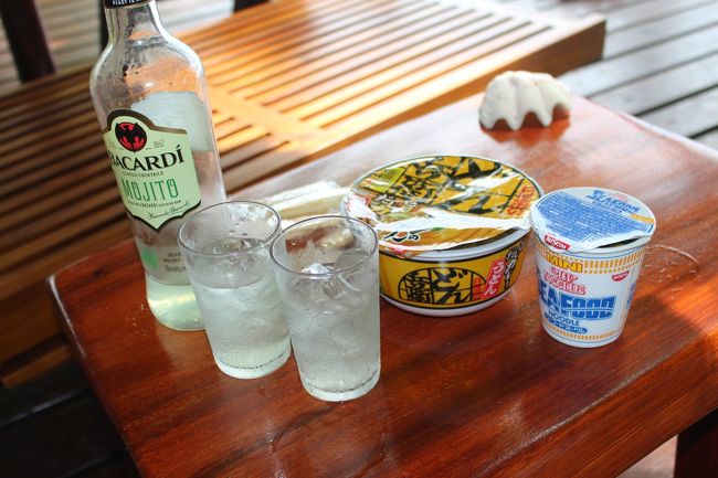 空港で買ったモヒート<br />持参したカップめん<br />ランチに少しだけ食べたい時に便利でした。<br />