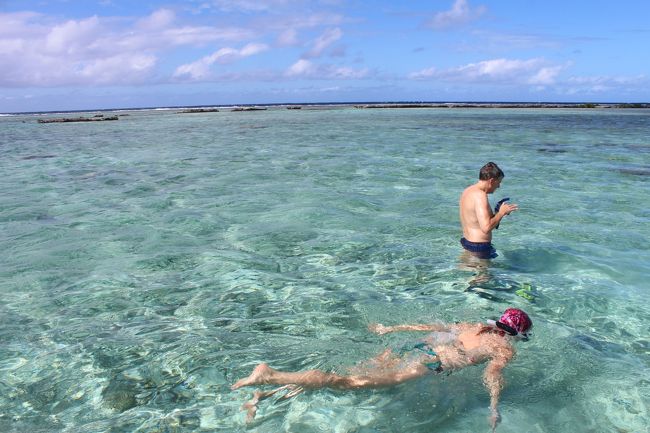 10分ほど行った海の真ん中です。<br />あら・・・・浅いのネ。<br />浅いのなら私も大丈夫だよ・・・・と言ったら<br />深くなる所もあるからちょっと待ってね〜という事で・・・・