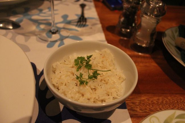 んん？ご飯の付け合せ。<br />ごま油の香りがほのかにして、炒飯っぽい。<br />ご飯はタイ米ではないお米。<br />ご飯好きなので、嬉しい。<br />ディナーのパンも自家製なのか美味しかったです。