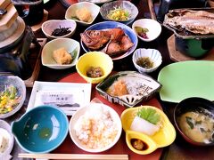 朝食　日本のお宿の標準的なメニュー
朝から　イカ刺しが食卓に乗るのは、いかにも海の宿らしいです。