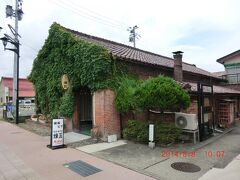喜多方駅前に建つ蔵造りの喫茶店「煉瓦」です。
米倉庫だったレンガ造りの建物を改築したそうです。