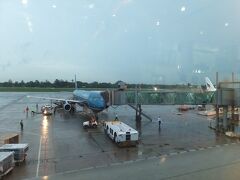 ミャンマーへはANAがヤンゴンへの直行便を飛ばしていますが、今回はベトナム航空を利用してミャンマーを訪問しました。

成田空港を10:00に出発し、途中ハノイで３時間半の乗り継ぎの後ヤンゴンへ現地時間の夕方6:10に到着しました。
成田ハノイ間では個人モニタで映画「アナと雪の女王」を見ていたのであっという間でした。

ベトナム航空は機内食も悪くなく、行き成田→ヤンゴン、帰りバンコク→成田で往復５万弱という値段の割にはすごく良かったと思います。