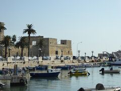 朝のバーリ　旧港♪
要塞「Fortino di S.Antonio Abate」が見える