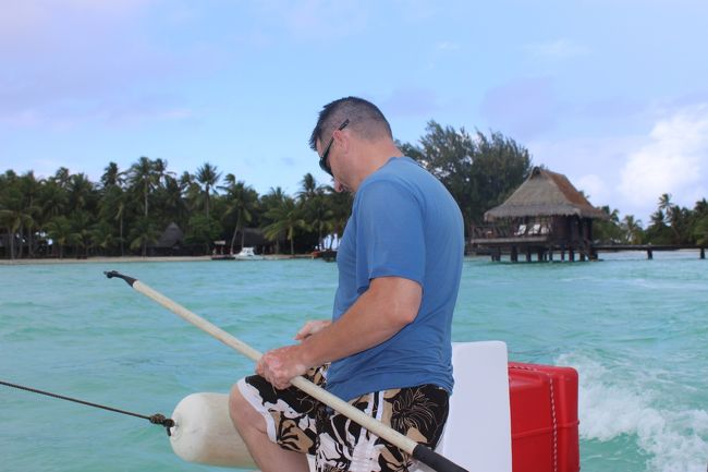 帰る時にボートから私の大事な？浮きがあおられて飛んでいきました。<br />ハネムーンできてた彼が見事キャッチ。<br />昨日の到着組はヤングカップル。<br />しかもアメリカ人。<br />なので和気あいあいと賑やかでお気楽。
