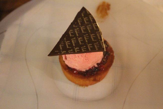 デザートは焼き菓子に苺のアイスクリーム。<br />美味しい。<br /><br />ほんと、どのお料理も美味しいのでお腹がいっぱいです。<br />今日で最後のディナーだからいいけど、これふぁ続くとちょっと食退かも・・・・<br />あっさりご飯だけで私はいい感じ。<br />食材の不足等、テレビで見てたのでレベルが低いと思ってましたが、かなり美味しいタヒチでした。<br /><br />時間がゆっくり・・・・<br />とはいえ、する事無いなぁ・・・などと思う暇もなく充実した日々が過ごせました。