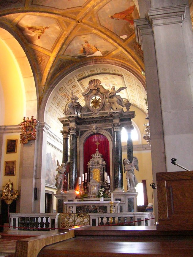 明るく、風通しの良い聖堂。<br />中庭は緑にあふれ、地元の方も観光客の方も楽しそうに集っていました。<br /><br />このあと、ローマ時代のコロッセオを擁する街プーラにバスで向かいます。