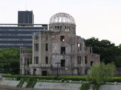 原爆ドーム。広島に戻ってきました。見慣れた光景ですが子供達は2回目かな。朝散歩です。