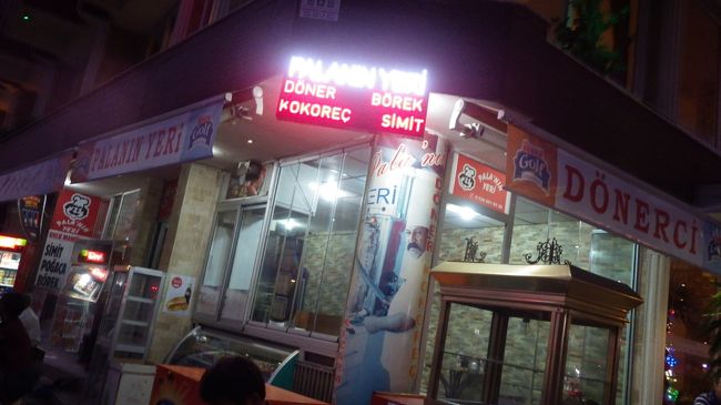 朝6:05に、オトガルの隣にあるビジネスアドレスホテルの前から、空港行きのバスが出ると聞きました。<br />バス停はないし、本当にこの時間であっているのか、バスは来るのか不安でした。立派なオトガルがあるのにどうして、オトガルからバスは出ないのか？<br />結局、ホテルの隣りのお店（写真）の前にバスは止まり、空港に行く事ができました。