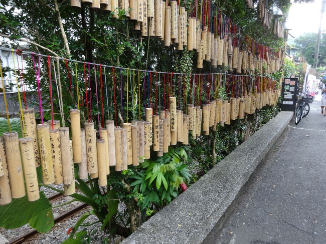 線路沿いに願いごとを描いた竹筒がぶら下がっているところがありました。