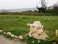古宇利島では、CMでも有名になったハートロックを見にティーヌ浜へ。
駐車料金1,000円…
