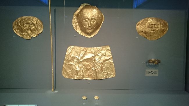 大量の黄金を保有していたミケーネ文明は、紀元前１２００年前に滅び、その後全く記録が残されていない暗黒の４００年間があったにもかかわらず、ギリシャ人にその記憶をとどめ、紀元前８世紀のあのホメーロスが「黄金のミケーネ」と歌ったといわれています。