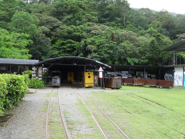敷地全景。古いものがあって趣がある一方、<br />きれいに手入れされています。