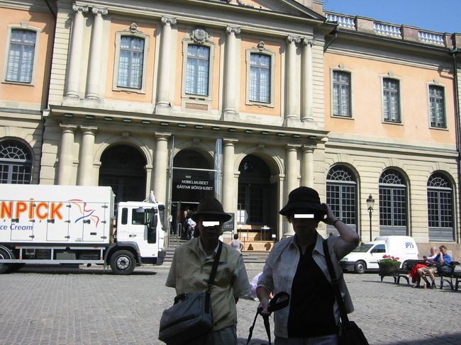 ノーベル博物館の前、トルコ他を一緒に旅行した夫婦