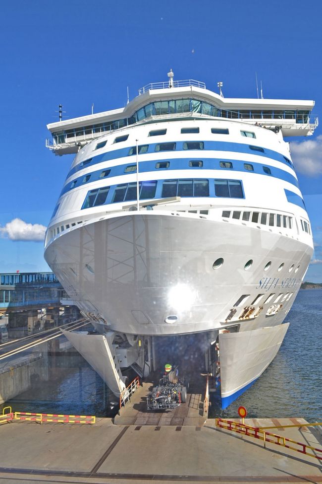 客船に荷物運び入れる