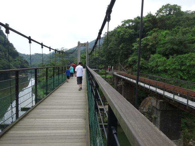 鉄道橋と並んで架かるつり橋を渡ります。ちょうど列車が来たら楽しいな～と思ったのですが来ませんでした。