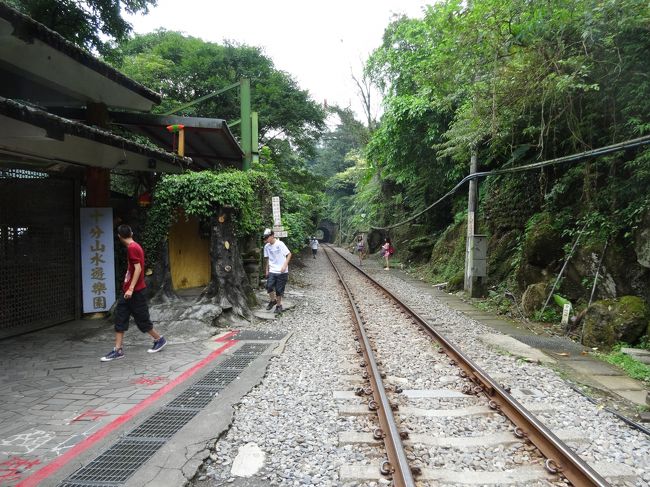 十分大瀑布の入り口まで来ました。<br />ところがゲートは閉まったまま、人の気配もありません。張り紙を見ると何と今日から改修のためしばらく閉園のよう。う～ん、昨日来ていれば・・・