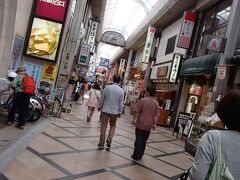 まず、商店街を抜けて、