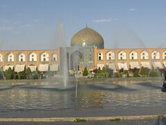 午後の観光、イラン旅行のハイライト

イマーム広場へ。

水がある〜。

美しい〜☆