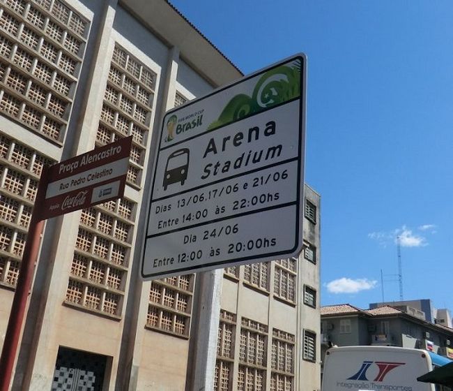 クイアバでの試合開催日だけ運行されている<br />スタジアムまでのシャトルバス乗り場。<br /><br />いくつかルートがあったのですが<br />地図ではなく、通るポイントが文字で書かれている案内を<br />ネットで見ただけで<br />現地でも詳しい案内は見かけませんでした。<br />めっっっちゃくちゃわかりにくいサービスと言っていいでしょう。<br />運行ルートが被るポイントもあるようで<br />最短コースで行けるバスに乗りたかったのですが<br />乗り方も全然わからないし、どこにも書いてないし<br />たまたま通りかかった現地に住む日系人の方が声を掛けてくれて<br />バスチケットの売場を教えてくれ<br />同じバスに乗って行ってくれたからよかったです。<br /><br />