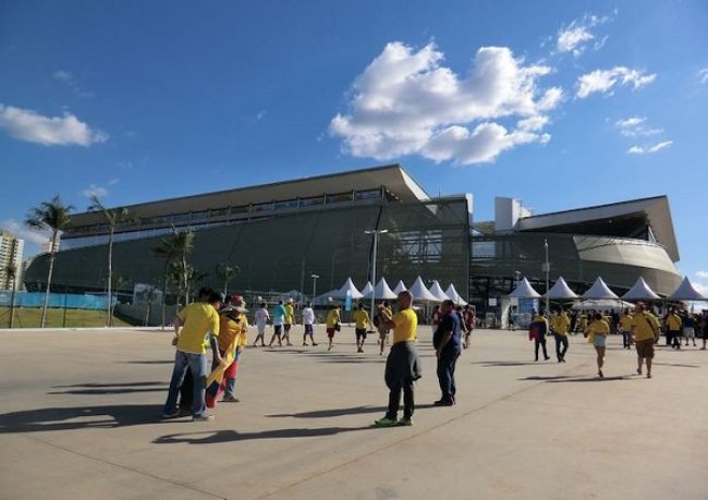 日系２世のおばちゃんとバスでおしゃべりしている間に<br />スタジアムに到着しました！<br />新しいのできれい♪<br />　<br />そこらじゅうで記念撮影をしています。<br />私もコロンビアン、ブラジリアン達とバシバシ撮りました＾＾<br />お祭りです♪<br />