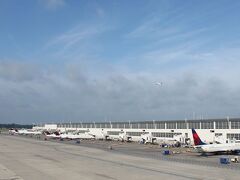 デトロイトに到着しました。

最近は、車よりも
財政破たんとか危険都市ランキング上位のイメージが強いですが
観光客向けの都市でないのは明らかです。
訪れた人に優しい交通手段がありません。
到着階の外に出てもシーンとしてるし
上階に上がっても何もないし
さらに上の階に上がって外に出て
やっと１台だけ端の方に停まっているタクシーを見つけました。
ここで約９時間待たないといけないので
とりあえず外に出てみようと思います。

