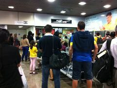 空港の搭乗ゲート付近には搭乗待ちの人々。
小さなお店。
そしてその奥にはテレビ。
みんなサッカー中継を見ています。

搭乗時間になってもゲートに行かない(行ってる場合ではない？)人達も続出。
出発時間に影響が出始めたようです(-_-;)

無理もありません。
試合は延長になっても決着が付かず
これからPKってところです。
