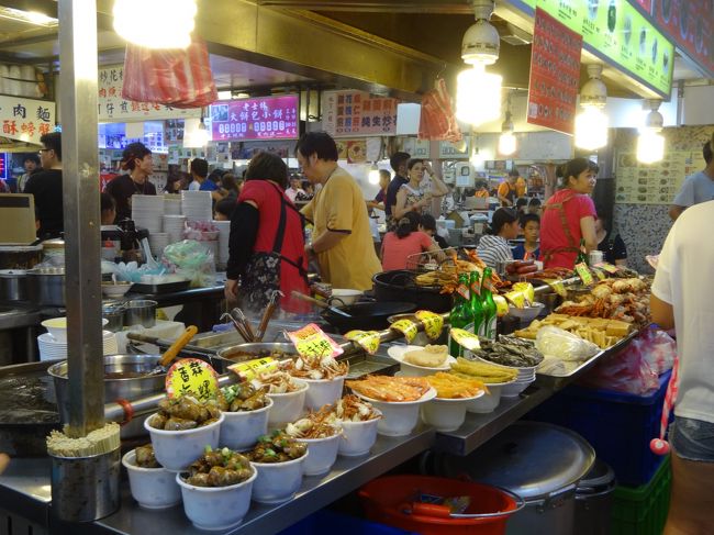 店先に並ぶたくさんの食材。