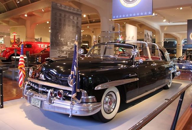 昔の大統領専用車なども展示されています。<br />