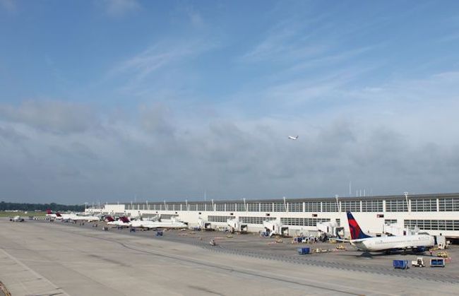 デトロイトに到着しました。<br /><br />最近は、車よりも<br />財政破たんとか危険都市ランキング上位のイメージが強いですが<br />観光客向けの都市でないのは明らかです。<br />訪れた人に優しい交通手段がありません。<br />到着階の外に出てもシーンとしてるし<br />上階に上がっても何もないし<br />さらに上の階に上がって外に出て<br />やっと１台だけ端の方に停まっているタクシーを見つけました。<br />ここで約９時間待たないといけないので<br />とりあえず外に出てみようと思います。<br /><br />