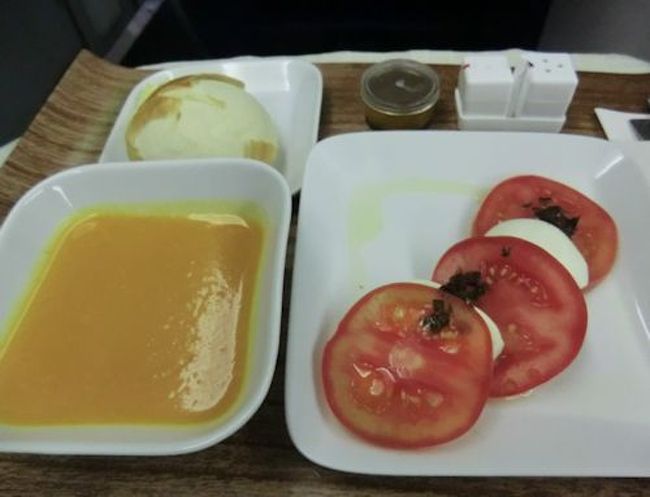 そして機内食三昧が始まります。<br />