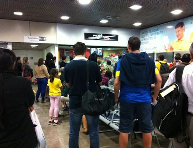 空港の搭乗ゲート付近には搭乗待ちの人々。<br />小さなお店。<br />そしてその奥にはテレビ。<br />みんなサッカー中継を見ています。<br /><br />搭乗時間になってもゲートに行かない(行ってる場合ではない？)人達も続出。<br />出発時間に影響が出始めたようです(-_-;)<br /><br />無理もありません。<br />試合は延長になっても決着が付かず<br />これからPKってところです。<br />