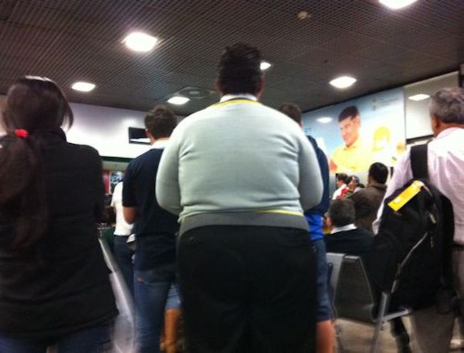 この方、空港職員。。。<br />いきなり前に立たれて、テレビが見えなくなりました(-_-;)<br />PKでブラジルに点が入ると<br />大喜びで仲間に無線で連絡してるし＾＾;;;<br /><br />荷物のセキュリティーチェックスタッフまで<br />テレビを見に走って来ました＾＾;;;;;<br /><br />そして、ブラジルの勝利が決定した瞬間は<br />両手を上げて全員もれなく大騒ぎ!!!<br /><br />と同時に乗客も仕事中のはずの人も振り返り我に返り<br />行くべき場所へとダッシュして行きました。<br /><br />