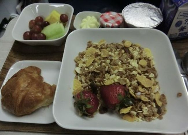 到着前はこれ。<br />ぐっすり寝ていてジュースワゴンが通過したのには気付かず<br />夫は通路を挟んだ手の届かないところにいたので起こしてもらえず<br />危うく食いっぱぐれるところでした(笑)<br /><br />