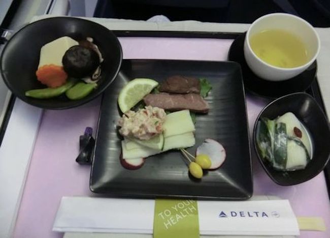 日本着路線なので和食あり。<br />このフライトでも、メニューは事前にネットで和食を選択しておきました。<br />搭乗後、すぐにCAさんが確認に来ました。<br />