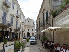 トラーニ城から旧市街内を歩いてレストランへ♪
通りの向こうにバロック様式の美しい白い教会がChiesa Santa Teresa。