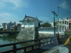 バスで博多から唐津へ。
唐津に近づいてきたらすてきな櫓が出てきた！！
気分が高まる