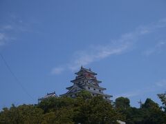 駅の隣にあるアルピノで自転車を借りる。
自転車で５分〜８分くらいで到着！