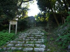 水手口からいったん車道に出て、５０ｍほど歩くと秀吉の居城跡。上山里丸
現在は広沢寺。