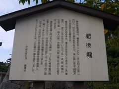 バスで名護屋城から唐津へ戻る。
時間があったので大手口バスセンターの周辺をうろうろしてみました。
市役所の前がお堀になっています。