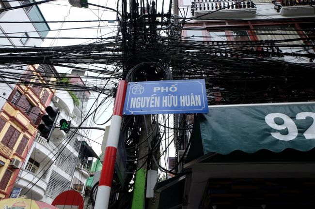 今日一日ハノイの街歩き<br /><br />友人＝昨年12月　ここハノイに来たけど、夜泊まっただけ<br />なので、散策したいね〜<br /><br />彼の一番の目的地は「軍事歴史博物館」<br /><br />さあ、地図を片手に歩きましょう