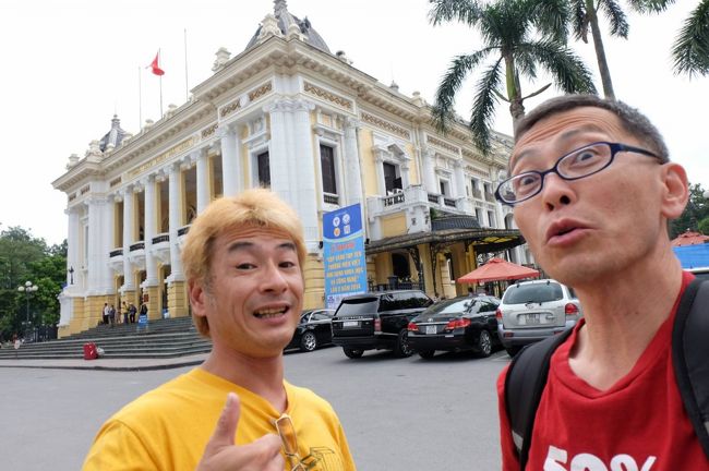 元気よく歩き出したのだが、最初から方向を間違えていた<br /><br />私は、地図上の「歴史博物館」を目的地と思い向かっていた<br /><br />あはは<br /><br />間違えた先の近くにある「市劇場」で記念撮影