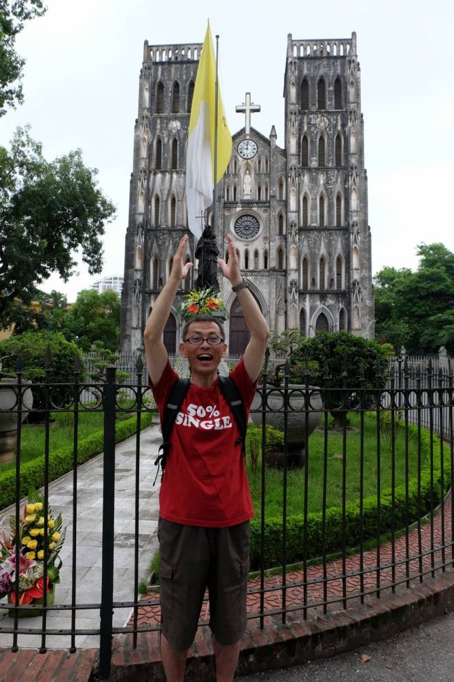 ハノイ大教会に到着<br /><br />軍事歴史博物館、めざしさらに歩きます