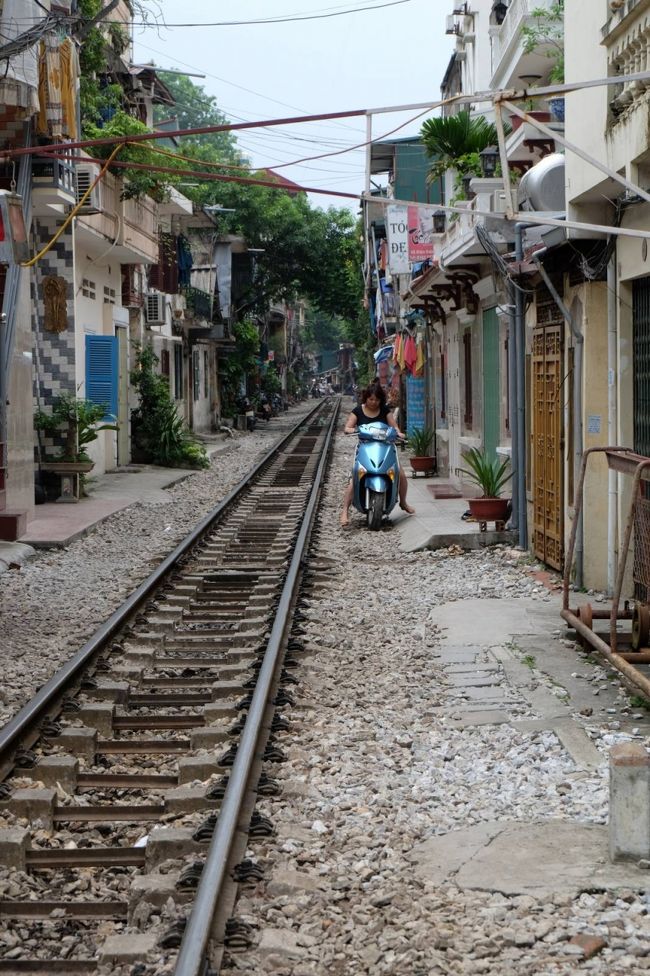 踏切を渡る<br /><br />え！バイクが線路わきを走っている<br /><br />だいじょうぶなのかしら？<br />