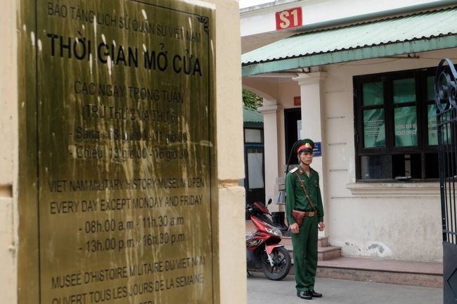 中に入ろうとすると、門番のように立っている軍人さん？に制止される<br /><br />「I want to go in」といてもノーと言われるだけ<br /><br />入り口の看板を見ると「本日はお休み」<br />あちゃ〜