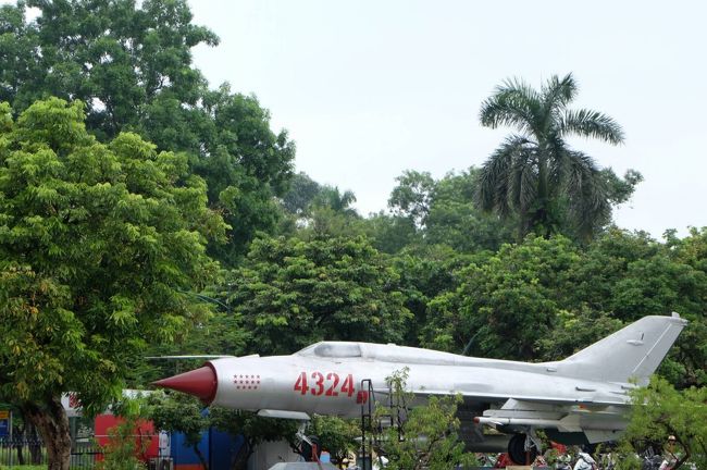 仕方なく、外から写真撮ります<br /><br />彼の一番の目的はこのミグ戦闘機とのツーショット<br /><br />願い果たせず