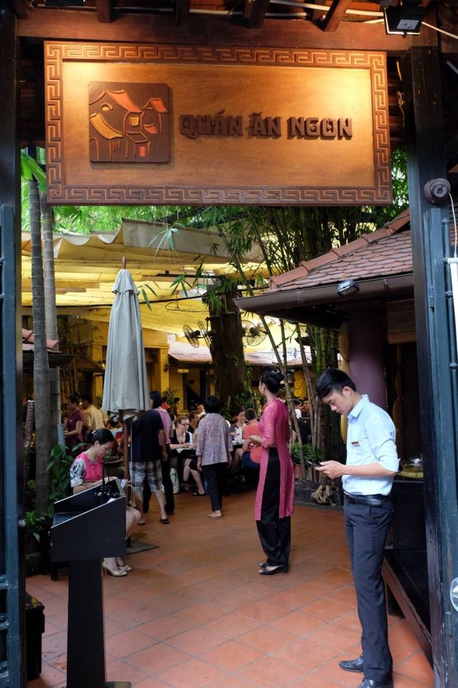 さて、そろそろホテルに戻ります<br /><br />ホアンキエム湖をぐるりと回り、ホテルへと思ったのですが、またまた道を間違えて・・・というか、道に迷って<br /><br />ふっと出たところが、ココ<br />昨日夕食を食べたレストラン