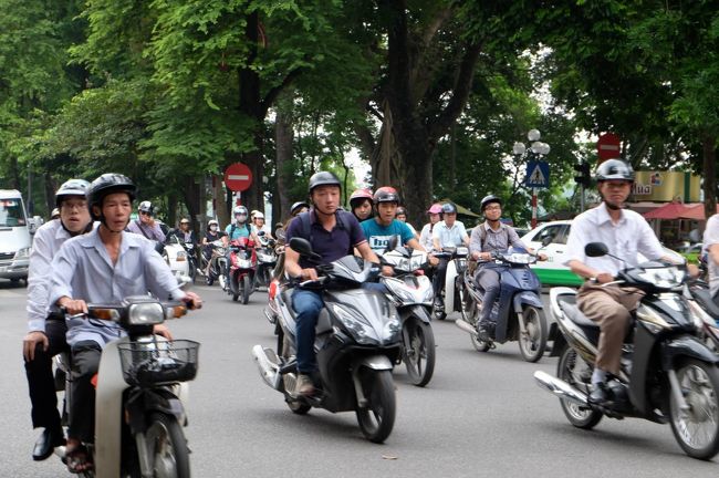 ホアンキエム湖至近<br /><br />バイクの嵐
