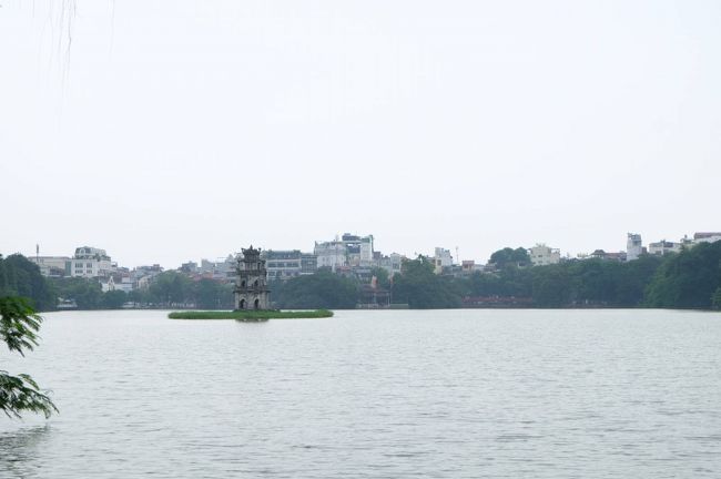 ホアンキエム湖到着<br /><br />晴れていれば、もっと湖面の色はいいのでしょう