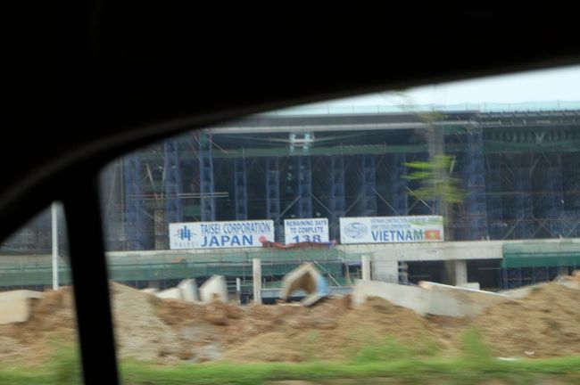 タクシーを呼んでもらい空港へ<br /><br />ハノイの空港は今、新しい建物を建設中<br /><br />日本の企業が絡んでいるのは、うれしい